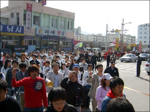 통합 부산대 밀양캠퍼스 학생들은 20일 '조건 없는 부산대 졸업장 수여' 등 4대 요구안을 내걸고 경남 밀양시에서 가두행진을 벌였다. 